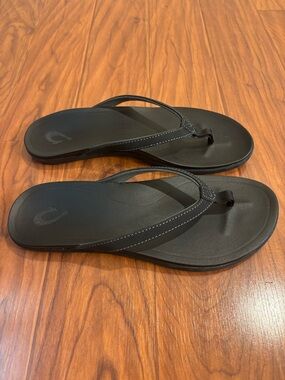 OluKai Ho Opio Black Flip Flops Womens 8